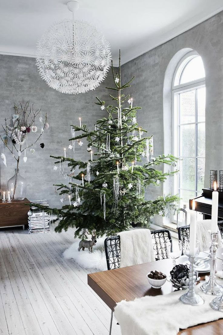 10 Elegant Ways To Style A Modern Christmas Tree