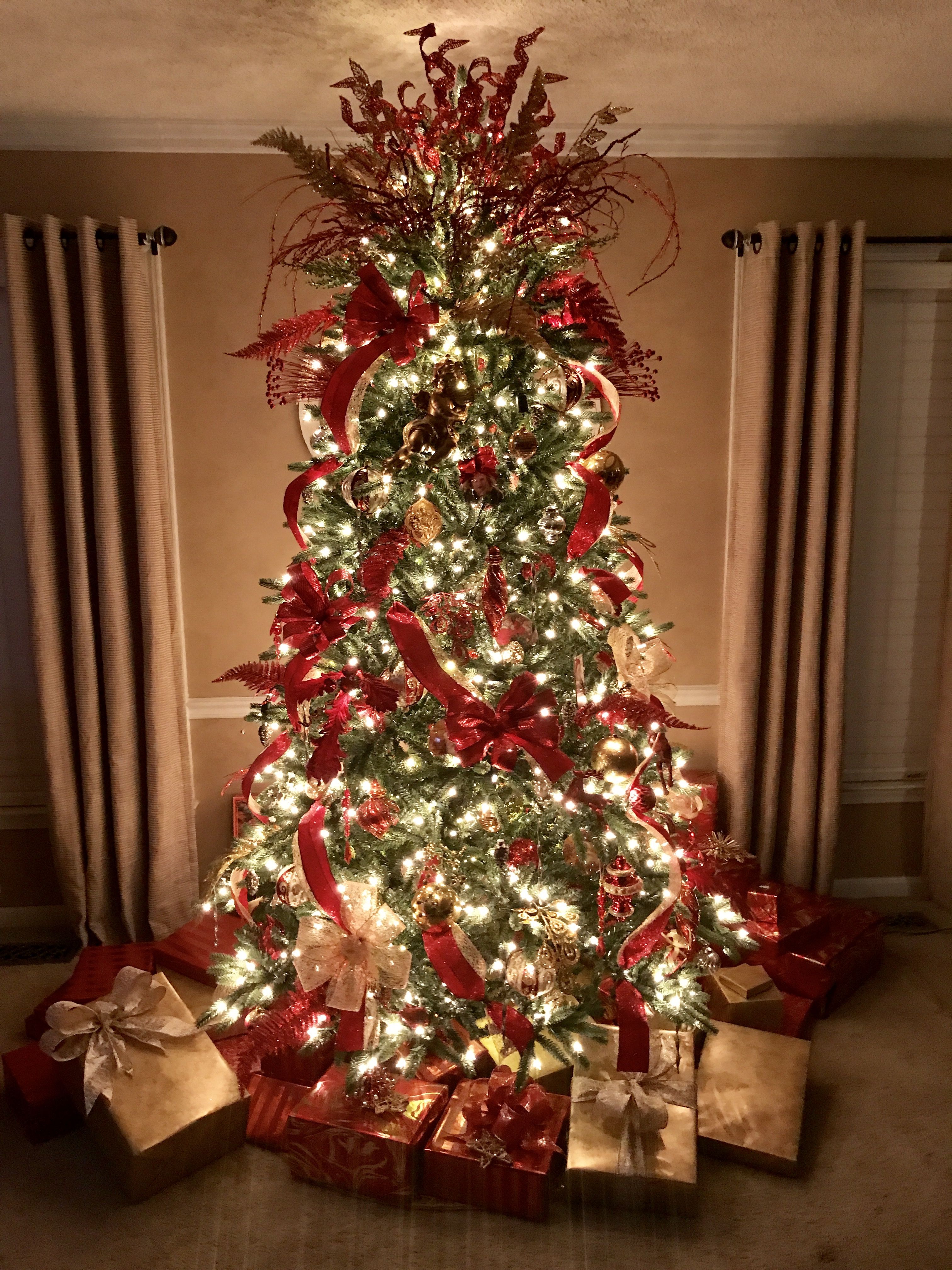 10 Red And Gold Christmas Tree Ideas