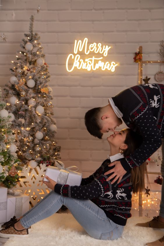 Best Couples Christmas Holiday Photo Ideas