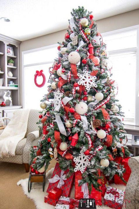 Red and White Christmas Tree Inspiration