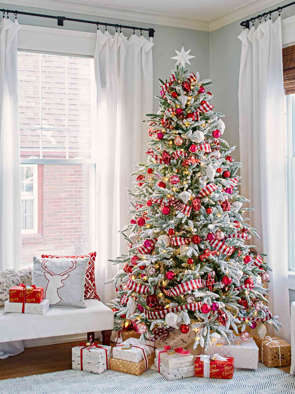 Red and White Christmas Tree Decoration Ideas