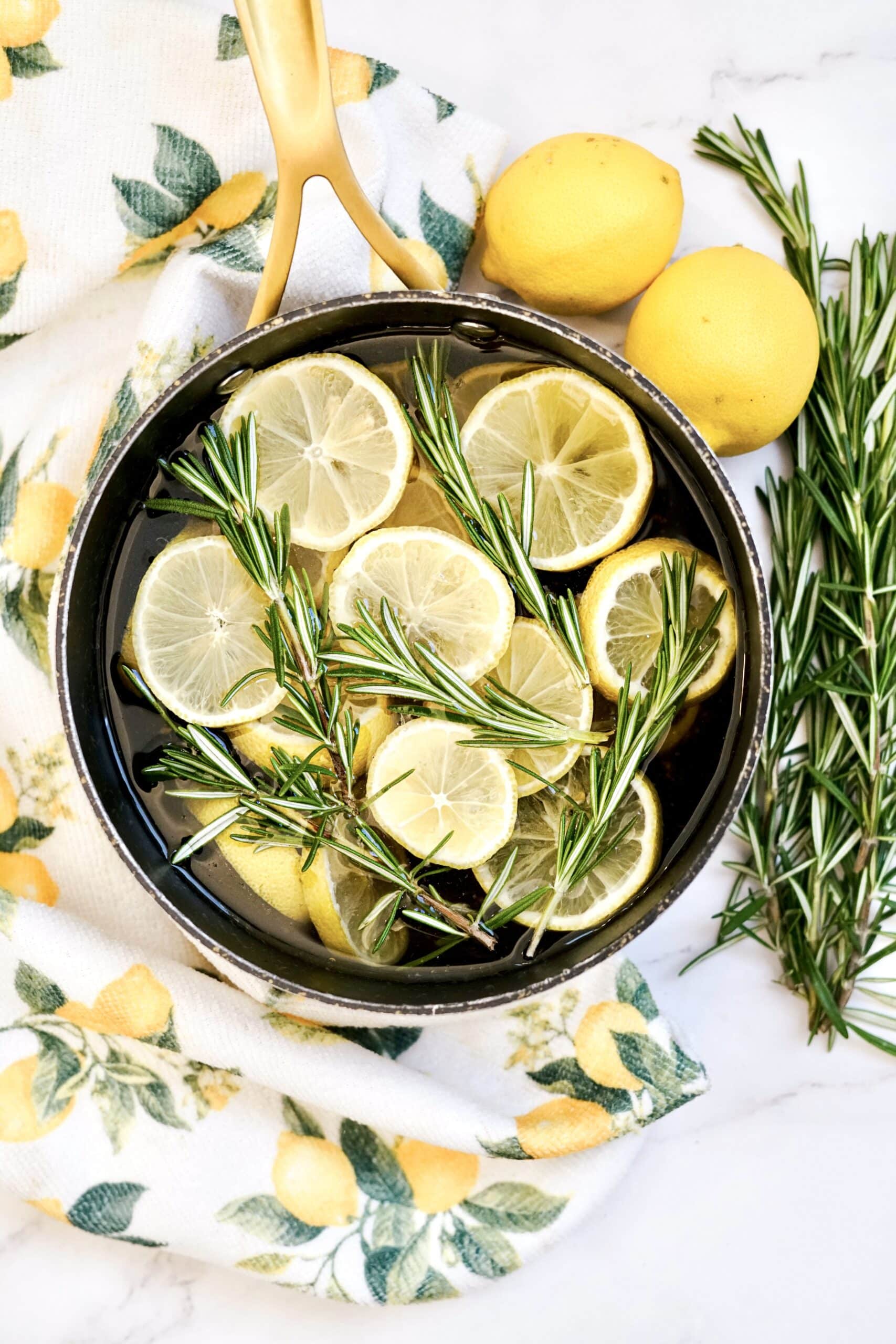 Use rosemary in potpourri for Christmas