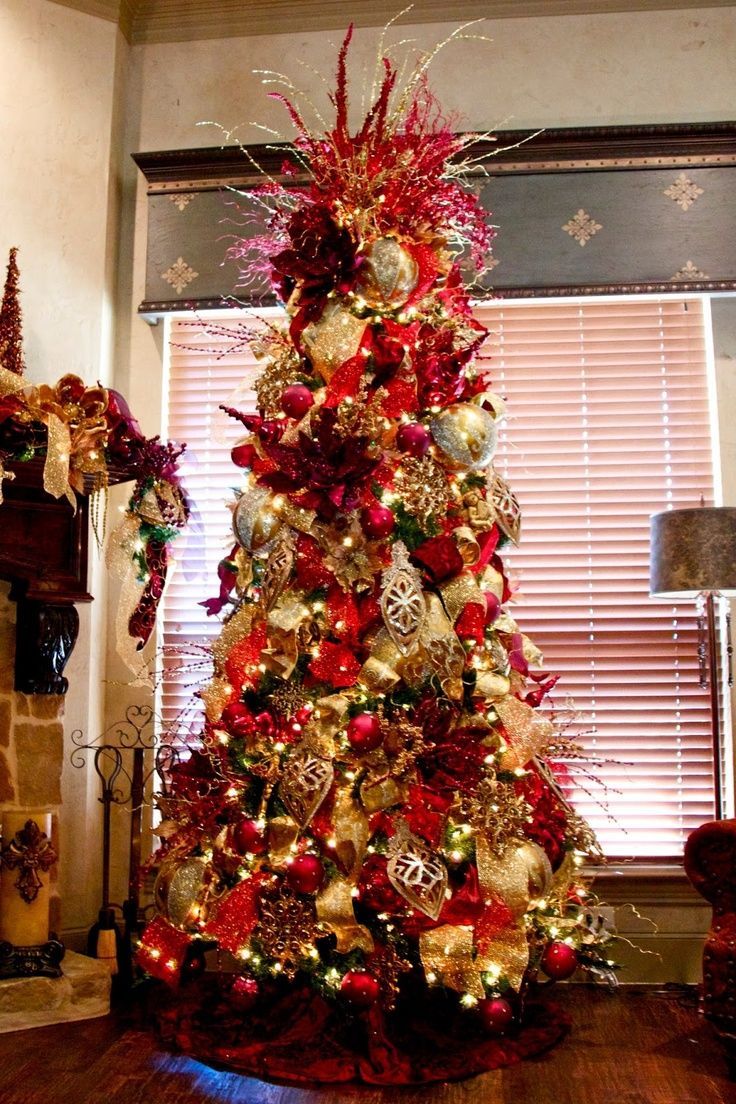 Vintage-Glam Red and Gold Christmas Tree